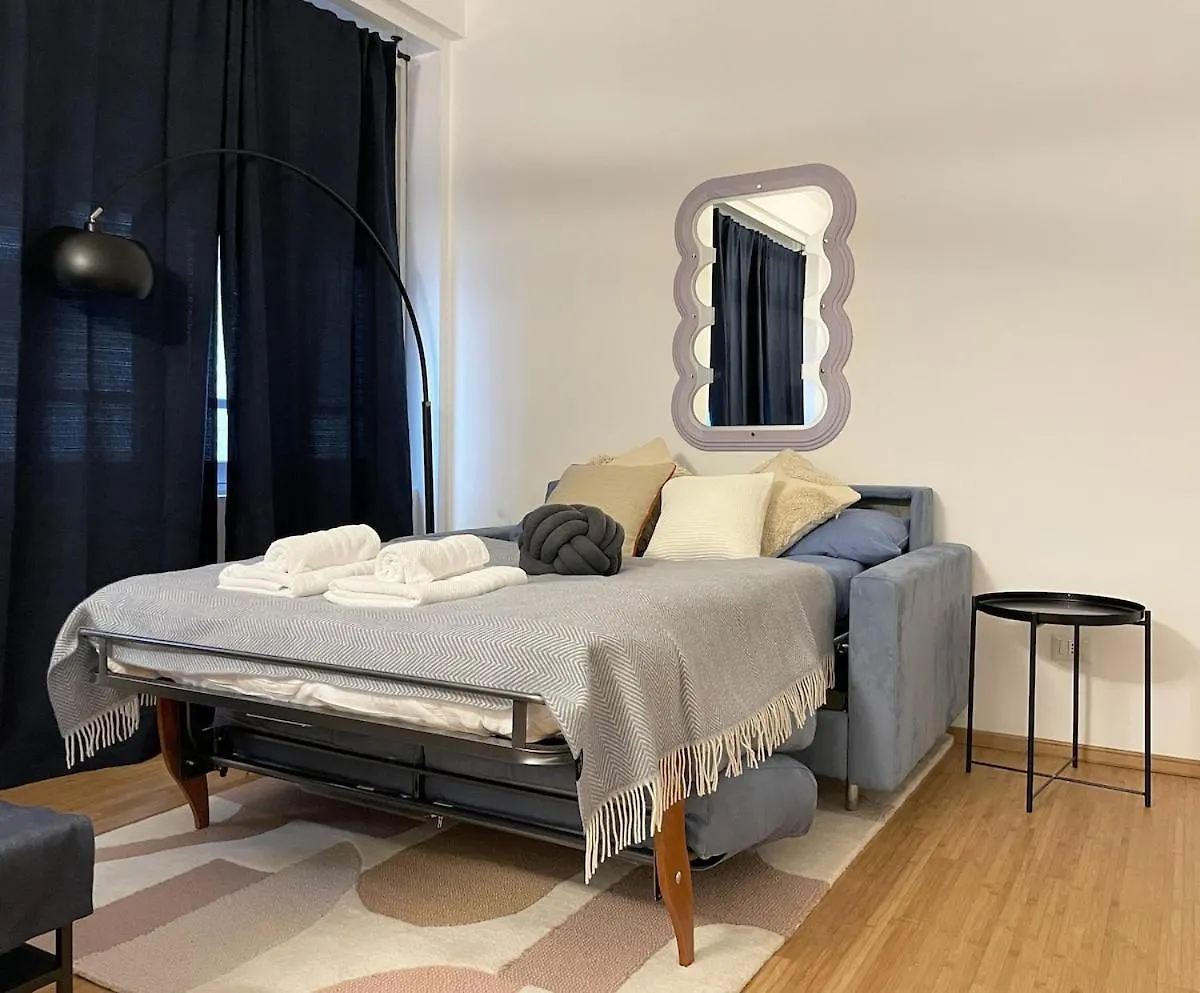 Eleganza Milanese Near Duomo & Metro Apartment
