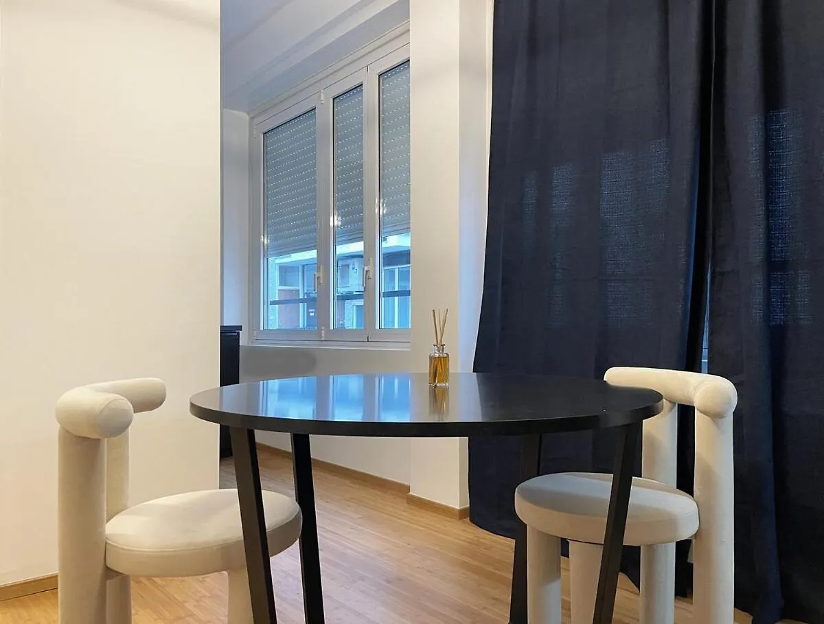 Eleganza Milanese Near Duomo & Metro Apartment