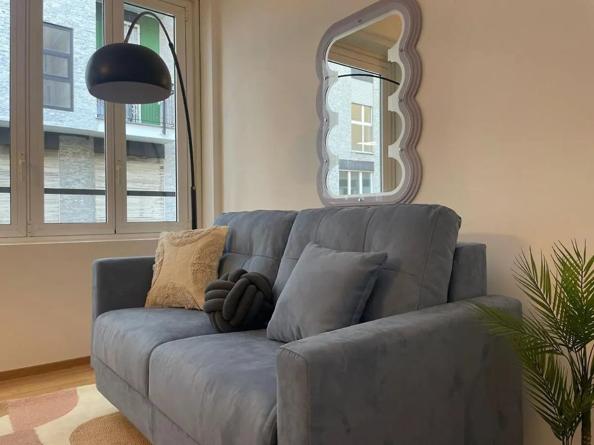 Eleganza Milanese Near Duomo & Metro Apartment