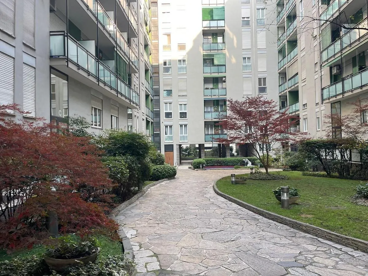 Eleganza Milanese Near Duomo & Metro Apartment