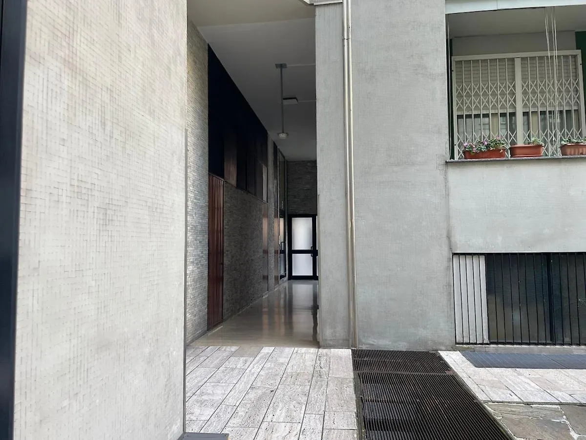 Eleganza Milanese Near Duomo & Metro Apartment Italy