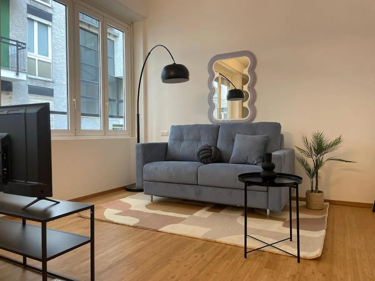 Eleganza Milanese Near Duomo & Metro Apartment