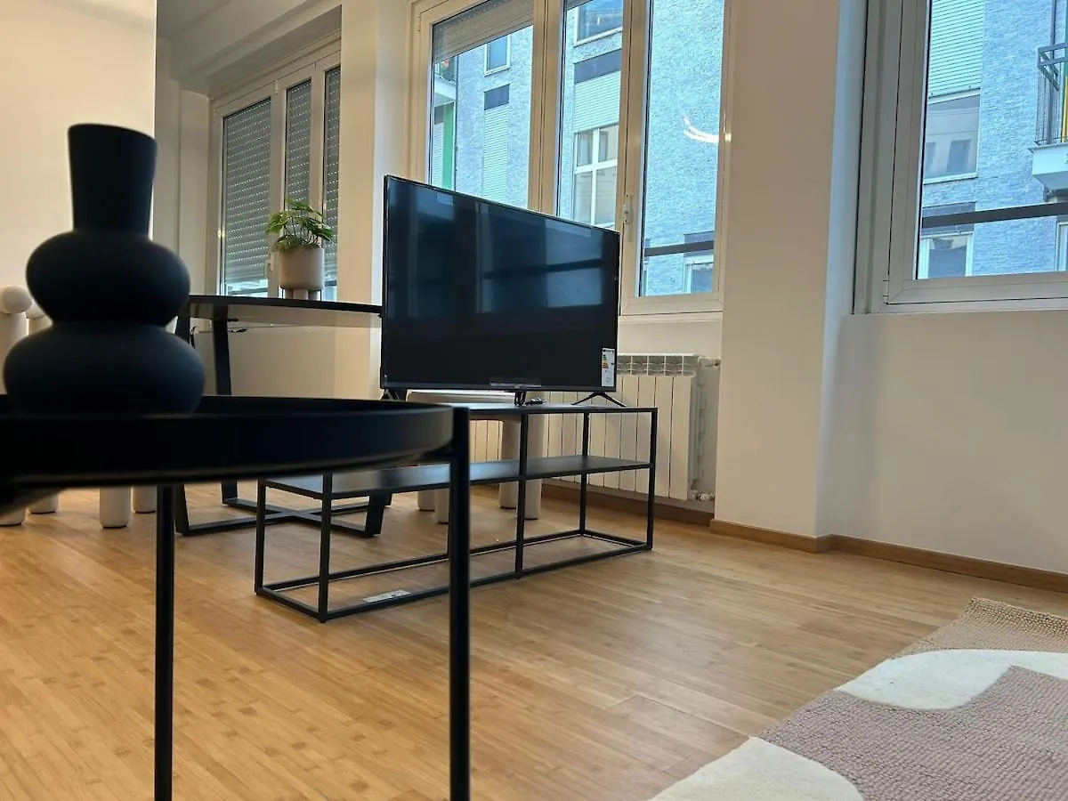 Eleganza Milanese Near Duomo & Metro Daire Milano