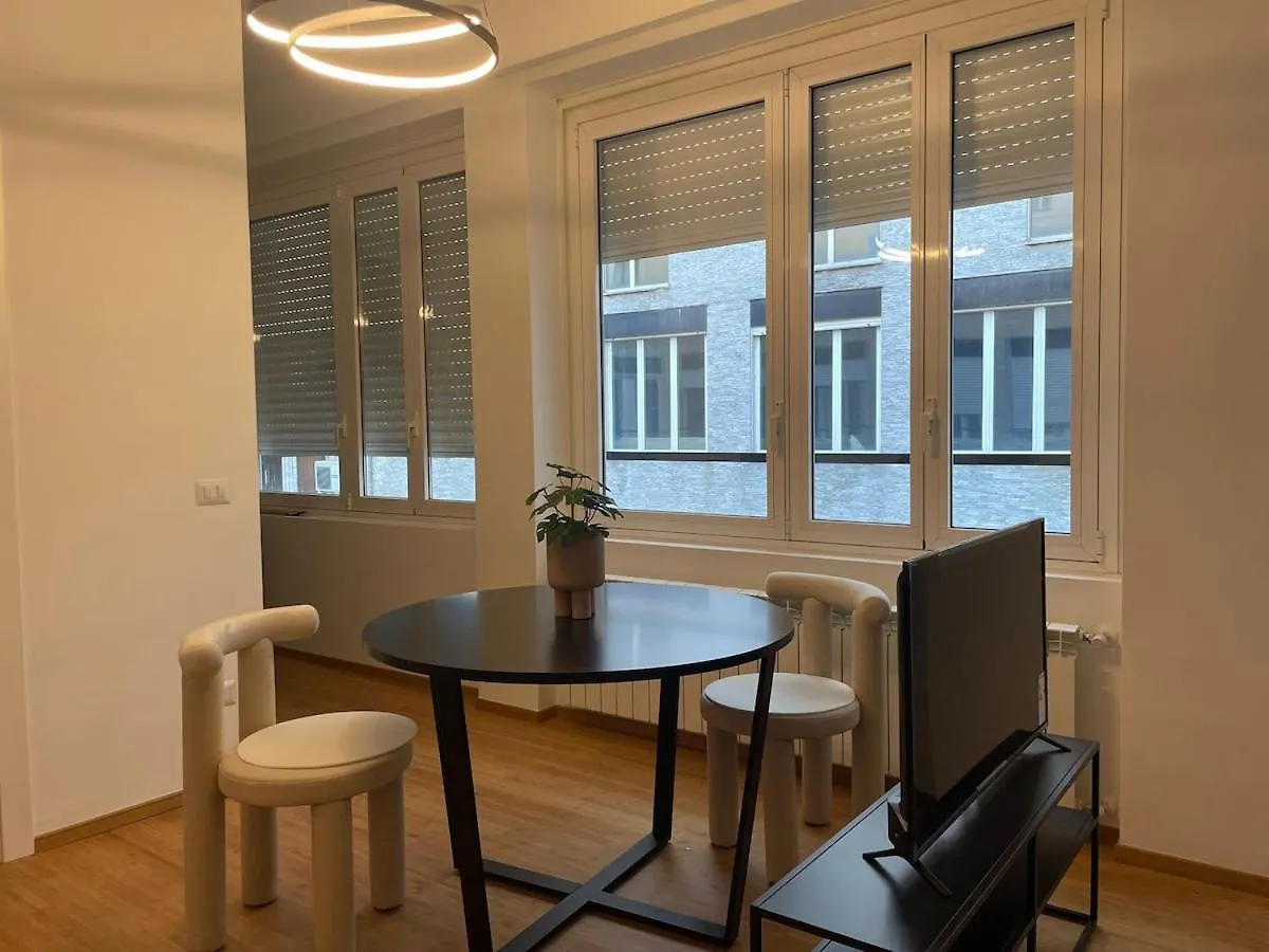 Eleganza Milanese Near Duomo & Metro Daire